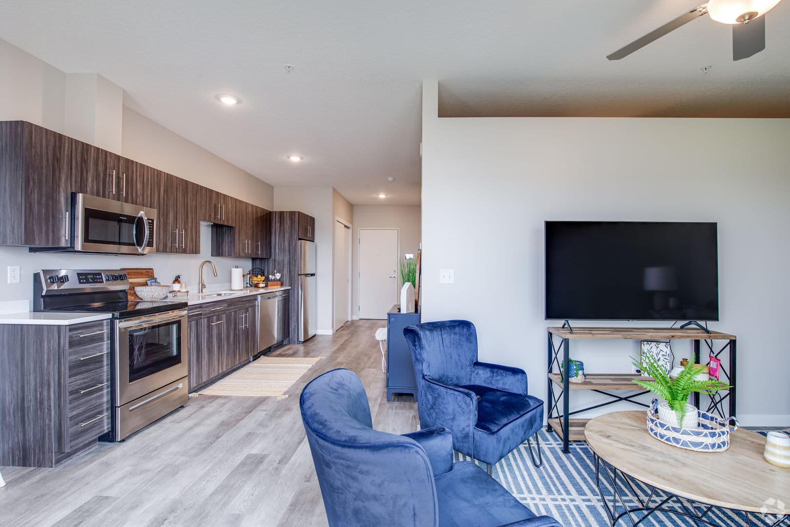 Superior Apartment: 2601 Bardon Ave