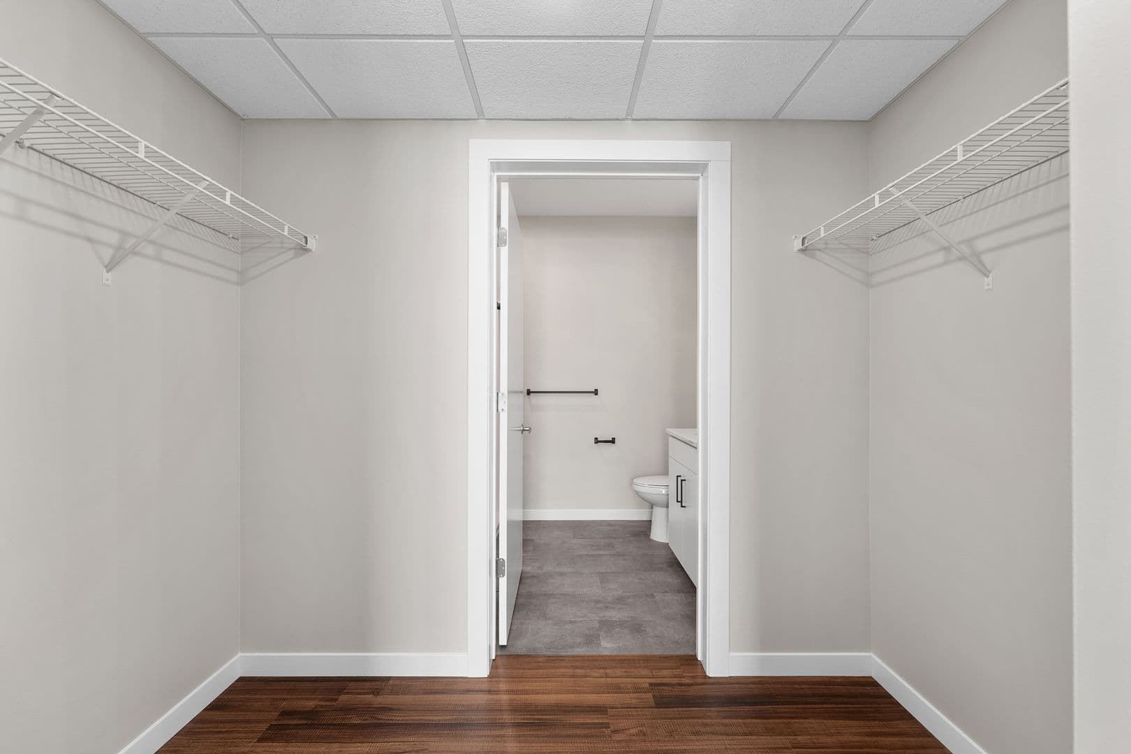 Eau Claire Apartment: 1920 Oxford Avenue