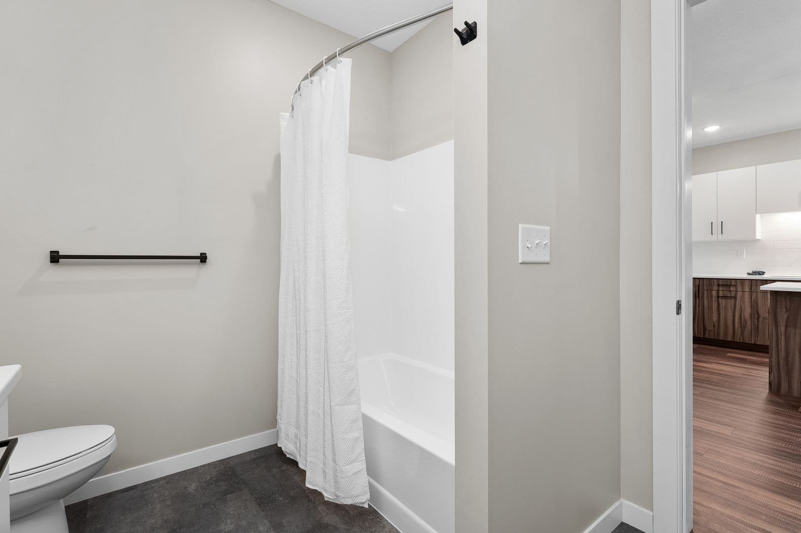 Eau Claire Apartment: 2016 Oxford Avenue