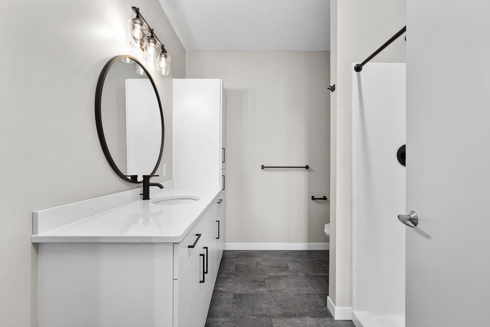 Eau Claire Apartment: 2016 Oxford Avenue
