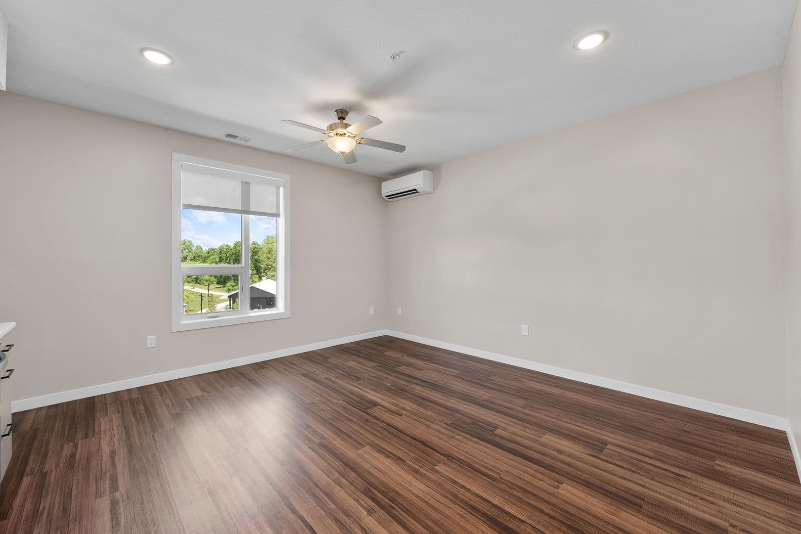Eau Claire Apartment: 1920 Oxford Avenue