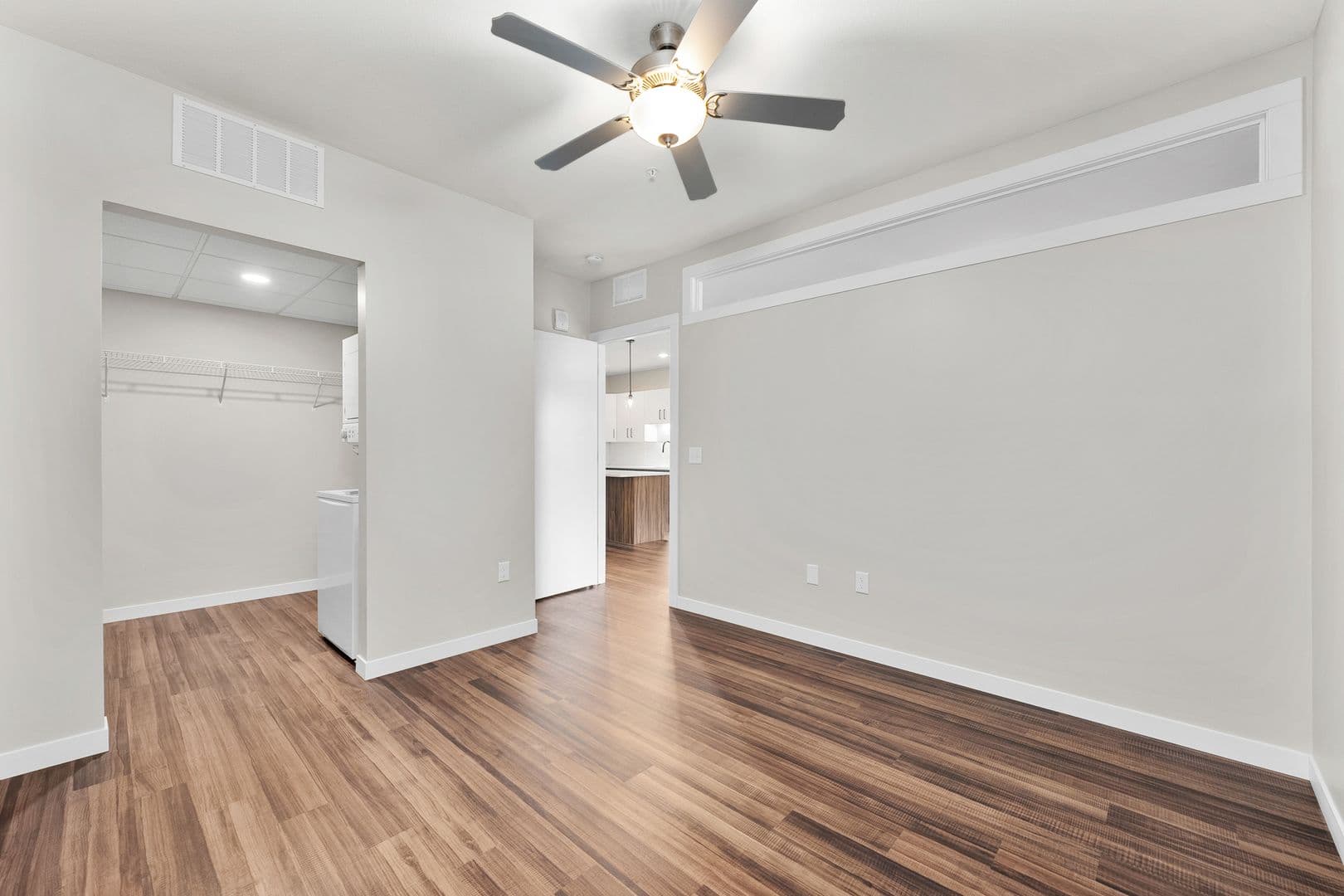 Eau Claire Apartment: 1920 Oxford Avenue