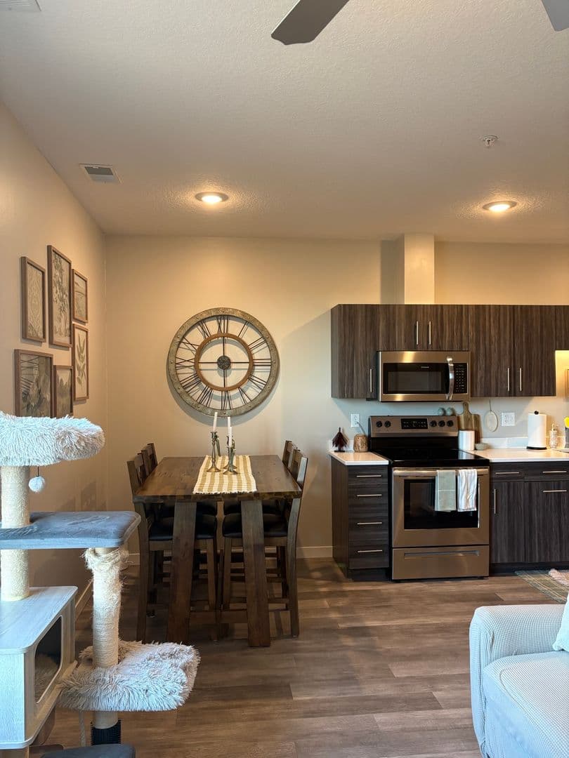 Superior Apartment: 2601 Bardon Ave
