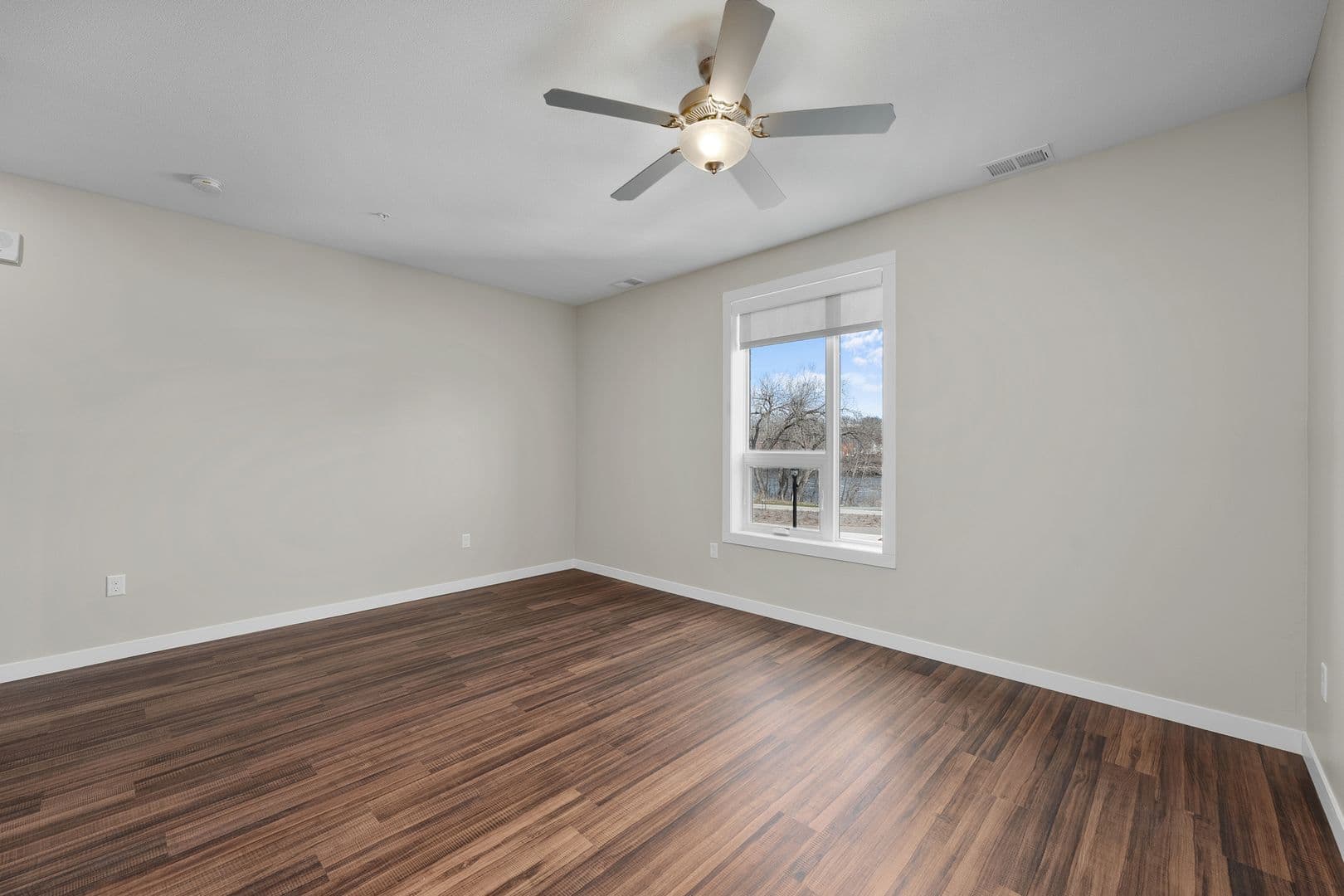 Eau Claire Apartment: 1920 Oxford Avenue