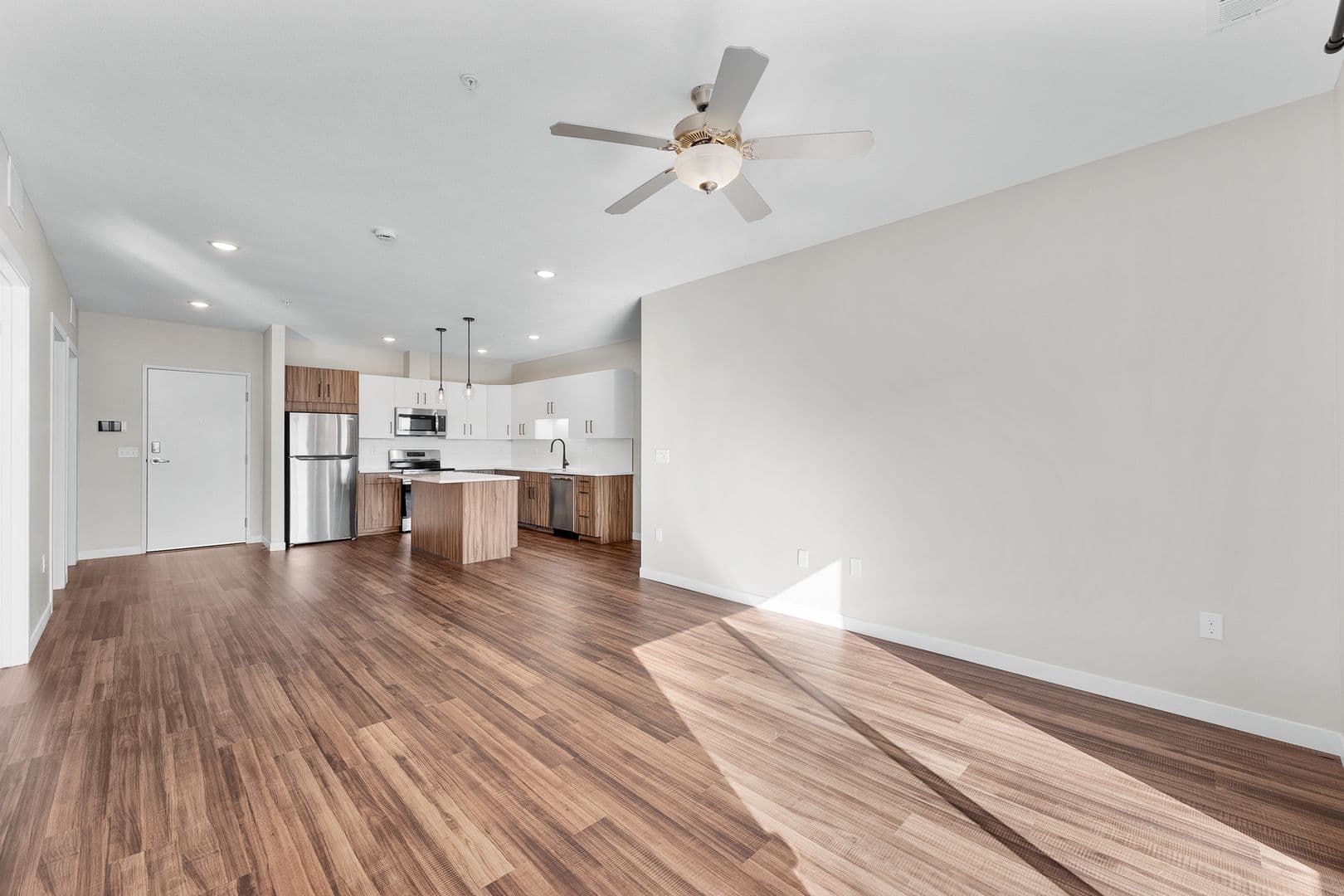 Eau Claire Apartment: 1920 Oxford Avenue