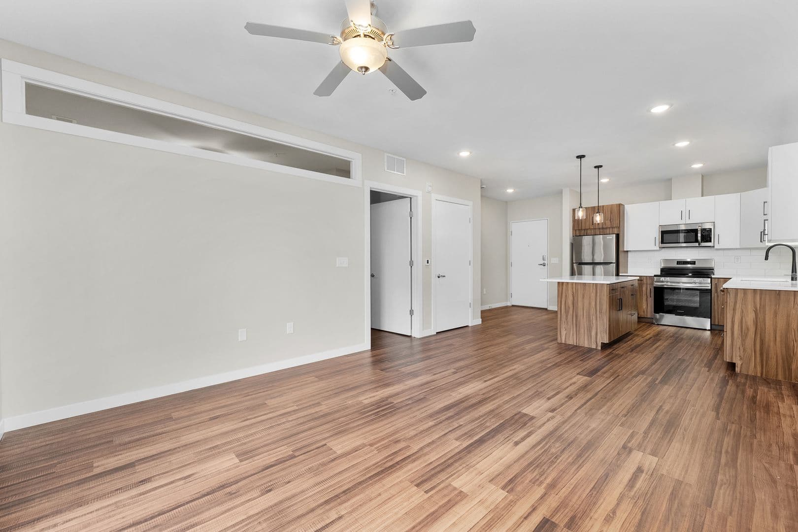 Eau Claire Apartment: 1920 Oxford Avenue