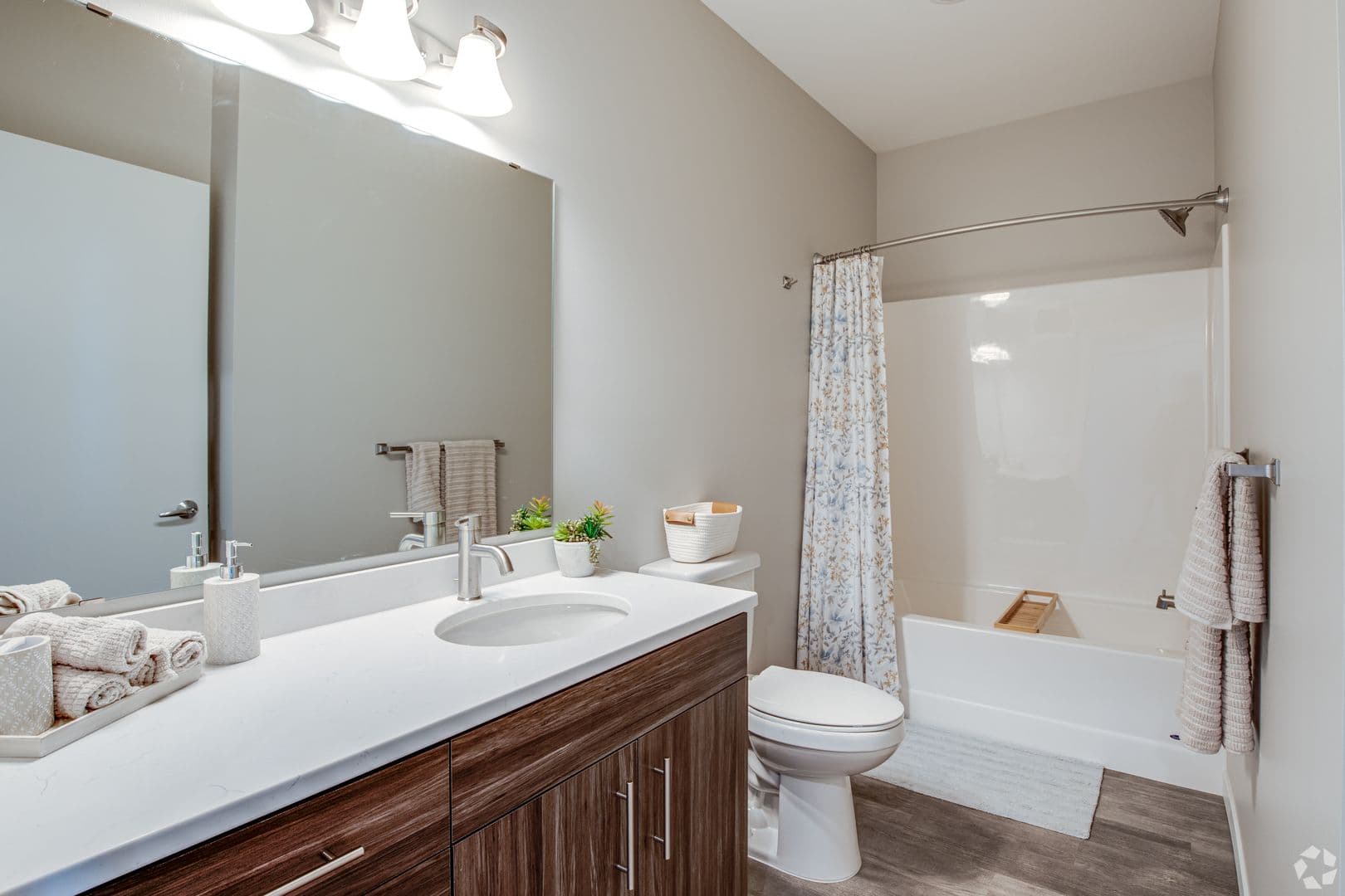 Superior Apartment: 2601 Bardon Ave