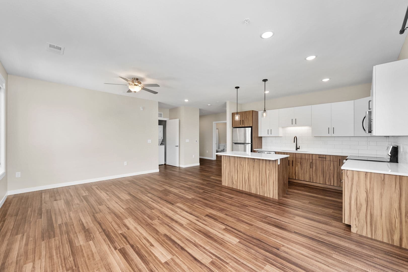 Eau Claire Apartment: 2016 Oxford Avenue
