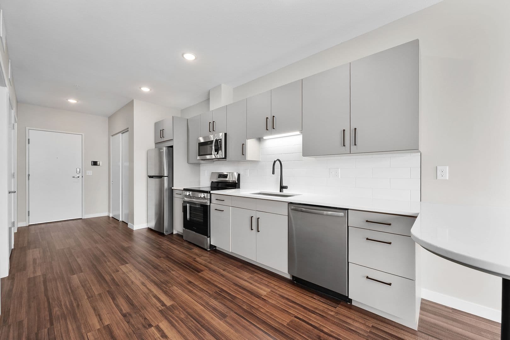 Eau Claire Apartment: 1920 Oxford Avenue