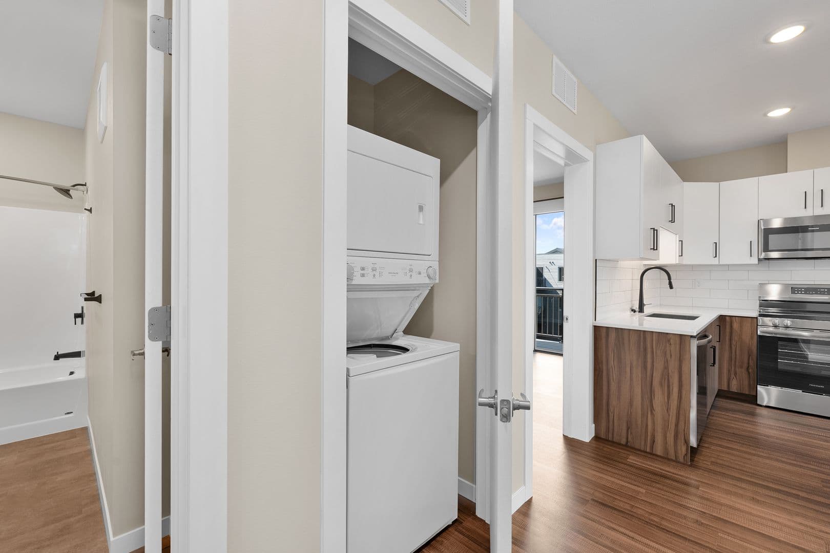Eau Claire Apartment: 2016 Oxford Avenue