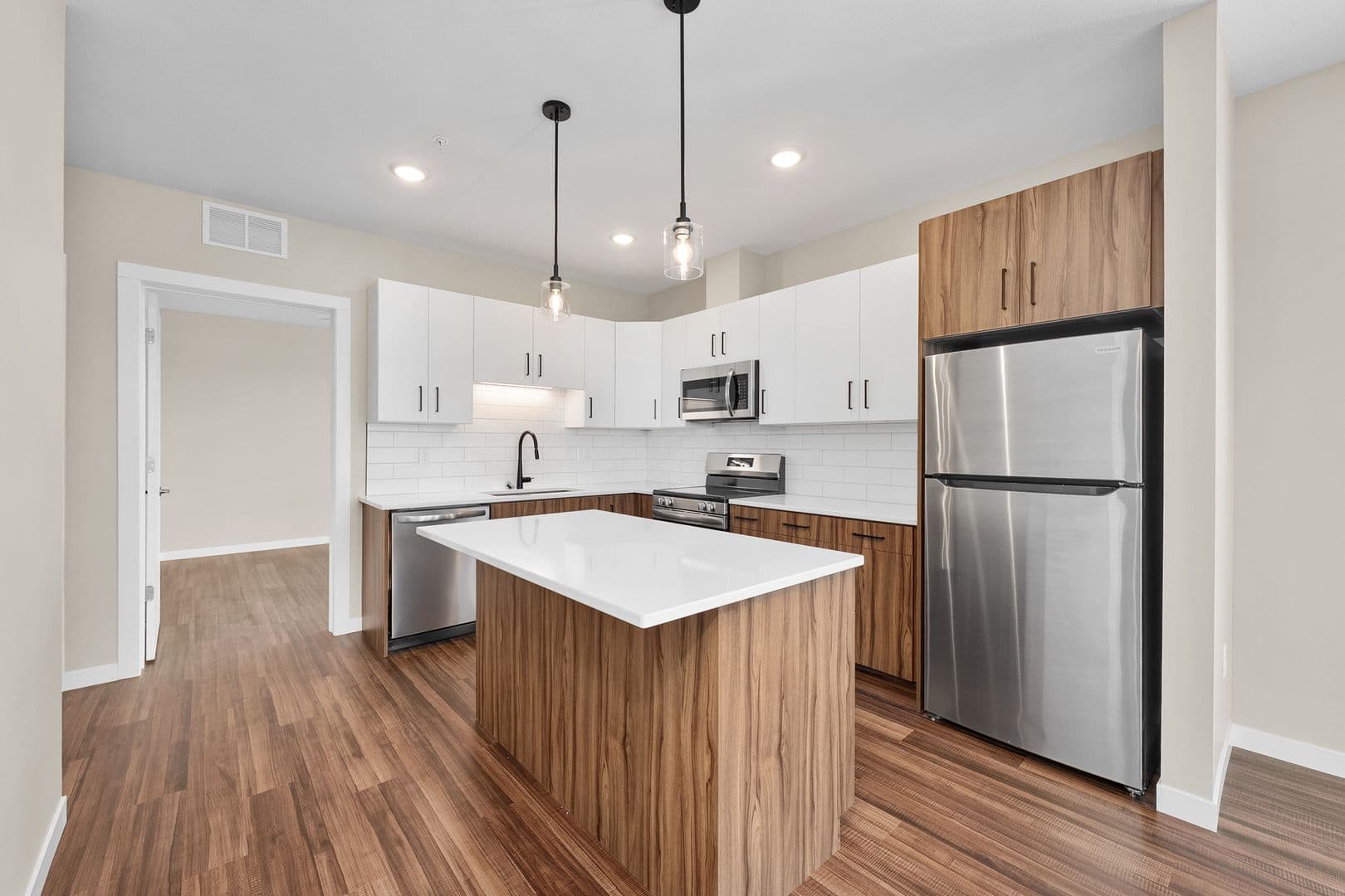 Eau Claire Apartment: 2016 Oxford Avenue