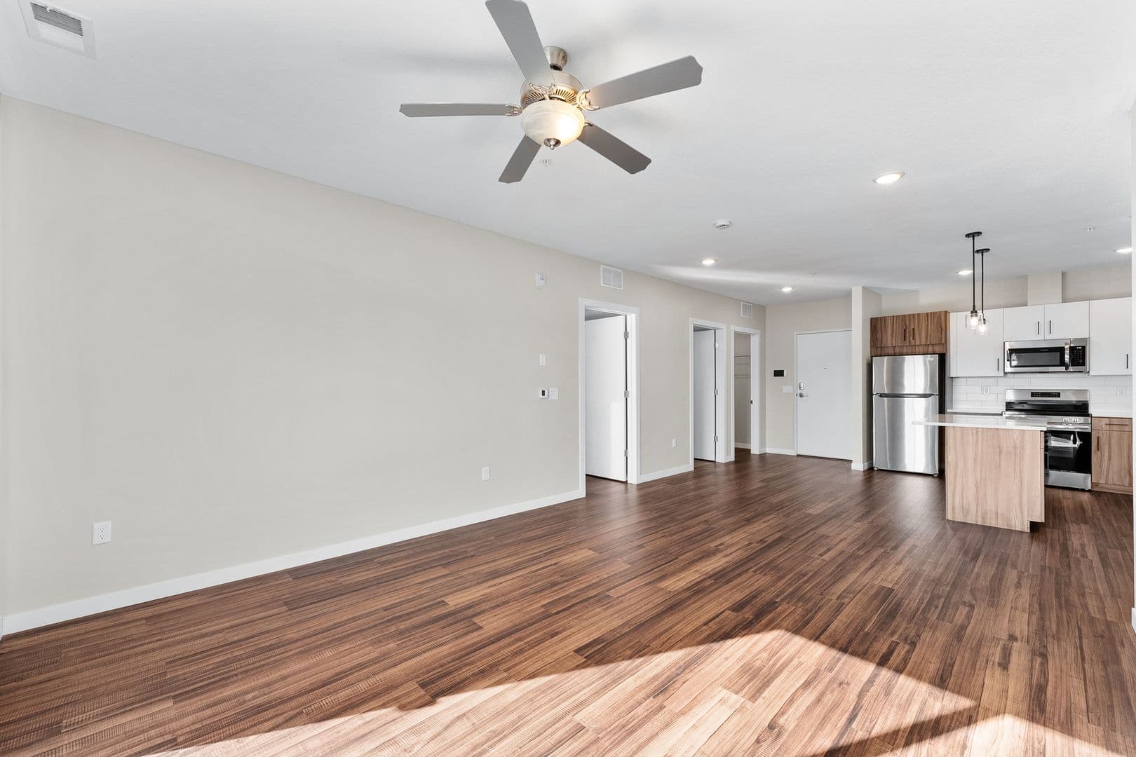 Eau Claire Apartment: 1920 Oxford Avenue