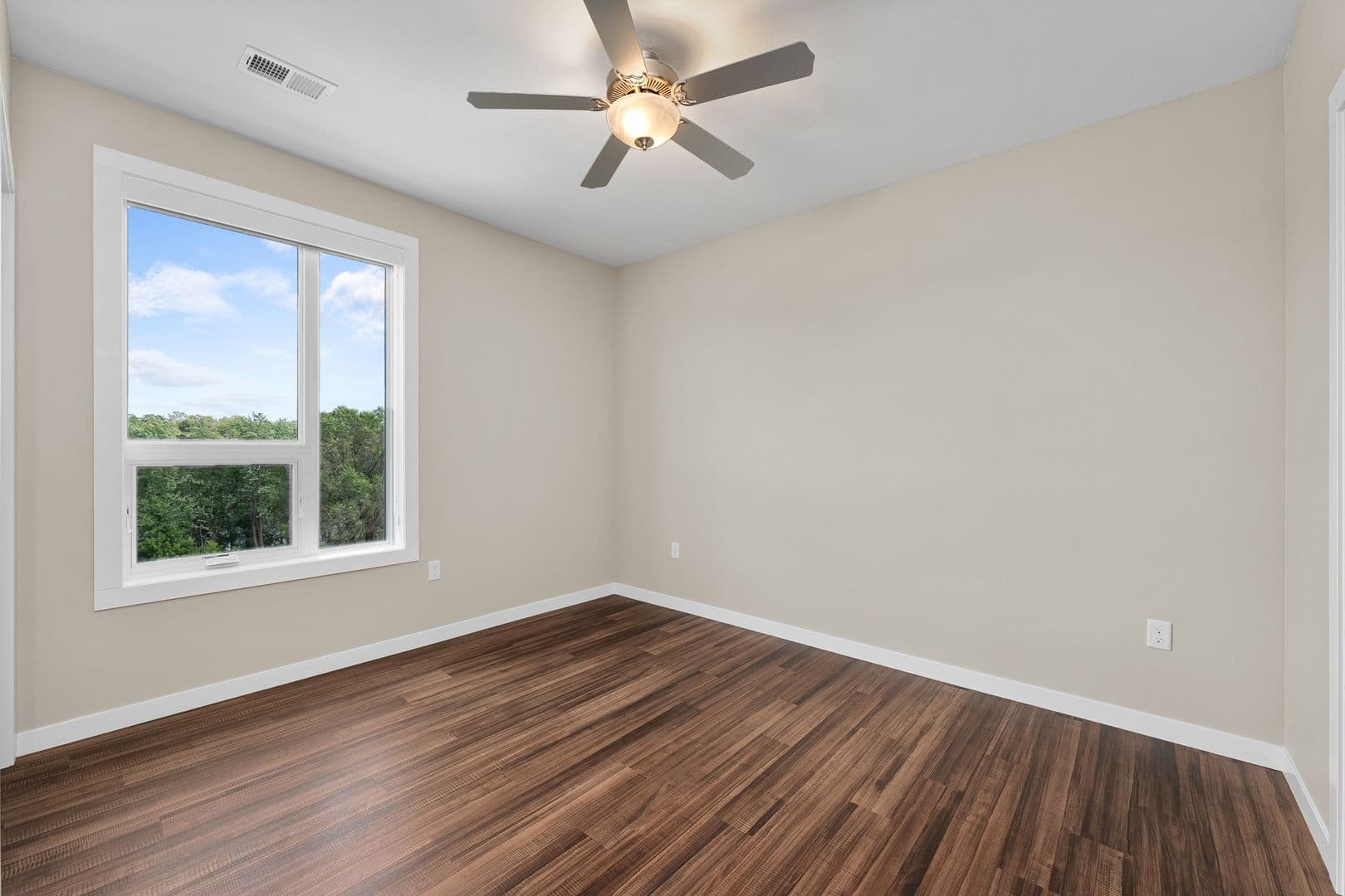 Eau Claire Apartment: 2016 Oxford Avenue