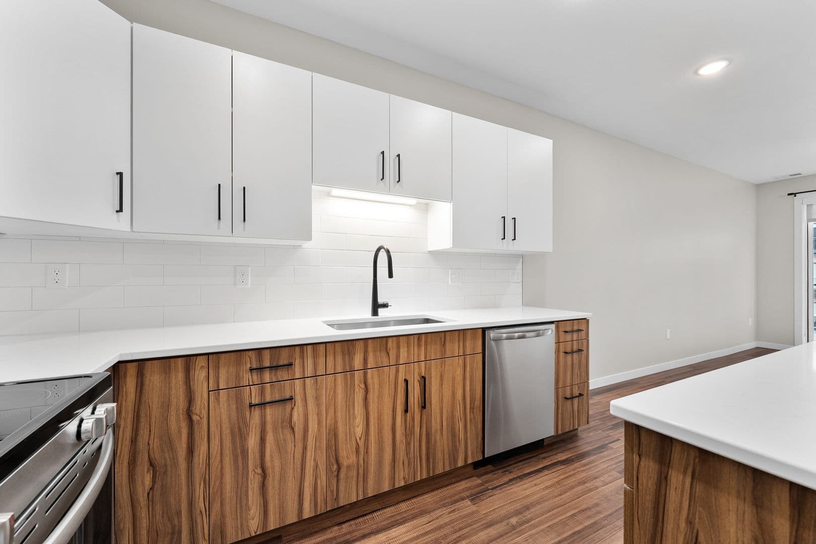Eau Claire Apartment: 1920 Oxford Avenue
