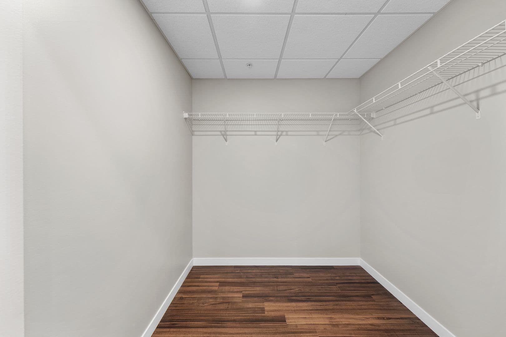Eau Claire Apartment: 2016 Oxford Avenue