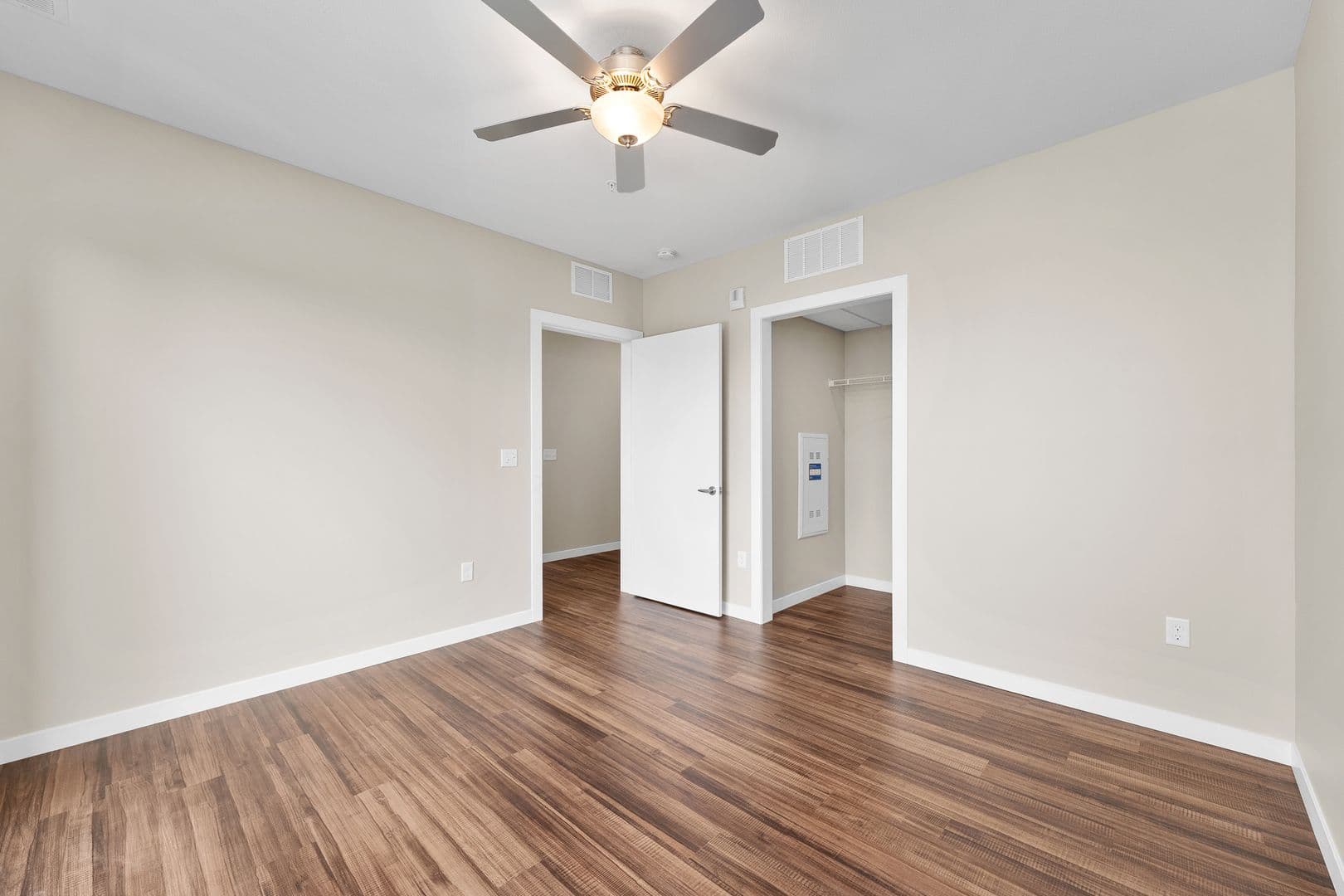 Eau Claire Apartment: 2016 Oxford Avenue