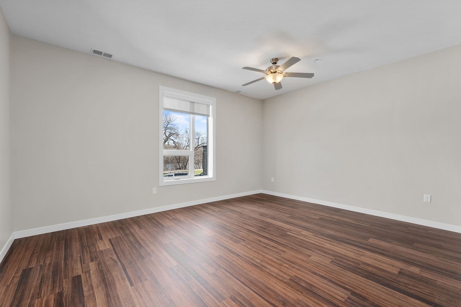 Eau Claire Apartment: 1920 Oxford Avenue