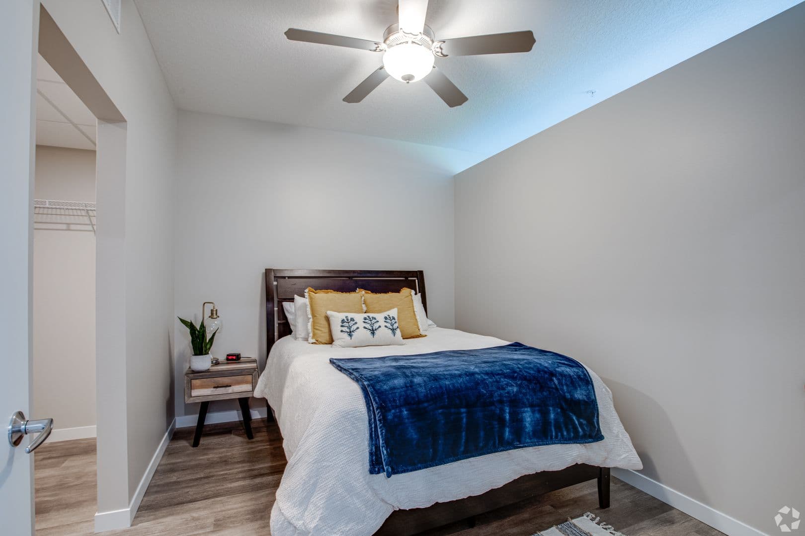 Superior Apartment: 2601 Bardon Ave