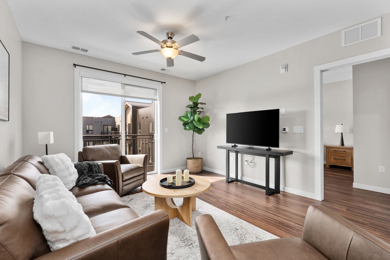 Eau Claire Apartment: 2016 Oxford Avenue