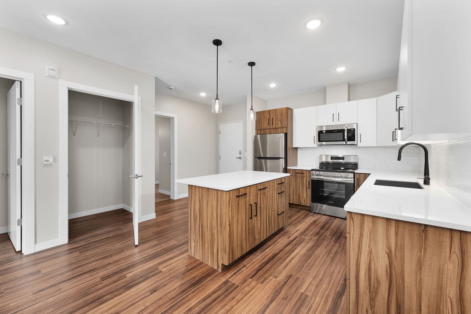 Eau Claire Apartment: 1920 Oxford Avenue