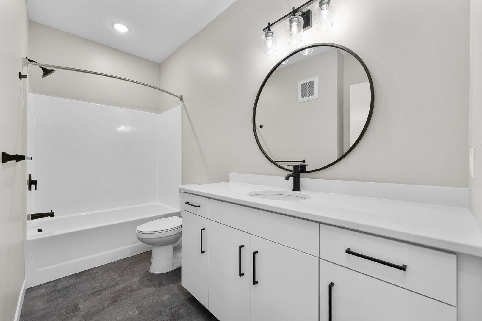 Eau Claire Apartment: 2016 Oxford Avenue