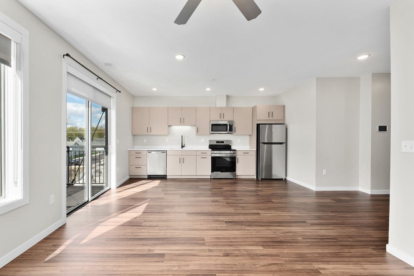Eau Claire Apartment: 2016 Oxford Avenue