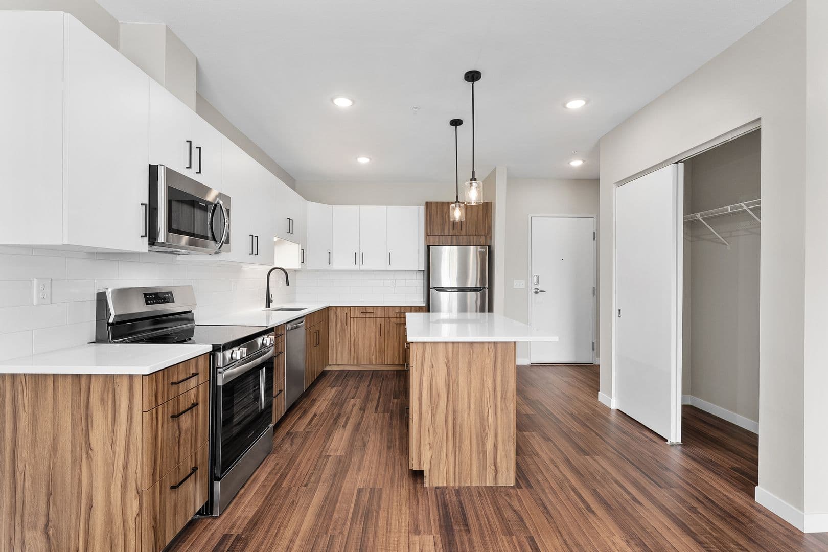 Eau Claire Apartment: 2016 Oxford Avenue