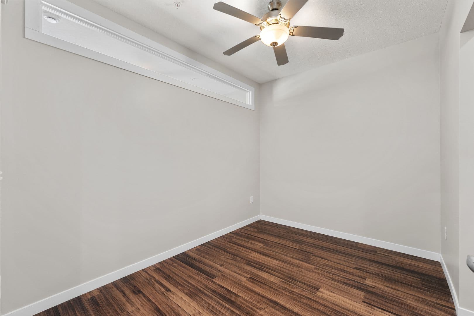 Eau Claire Apartment: 1920 Oxford Avenue