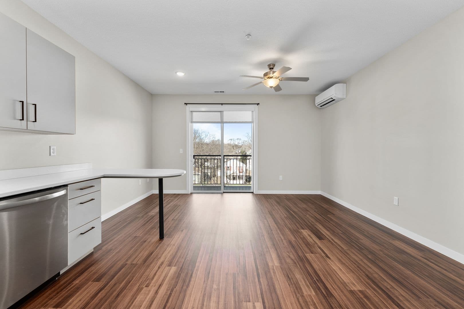 Eau Claire Apartment: 2016 Oxford Avenue