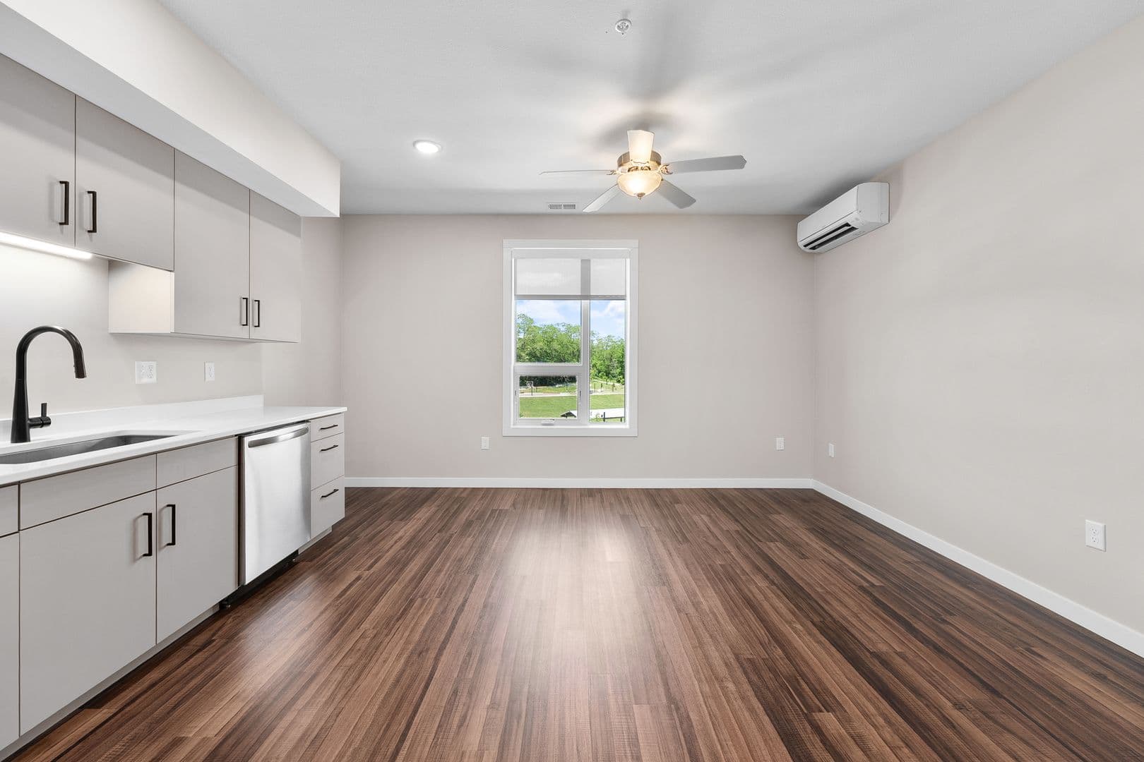 Eau Claire Apartment: 1920 Oxford Avenue