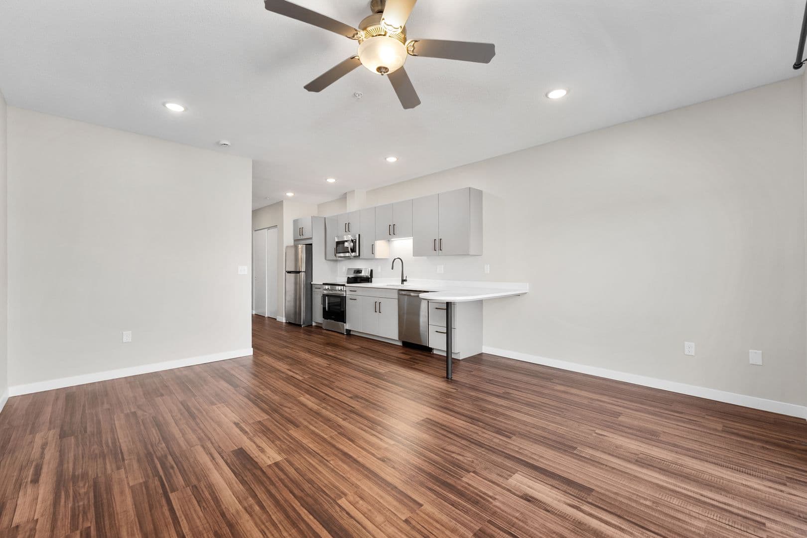 Eau Claire Apartment: 1920 Oxford Avenue