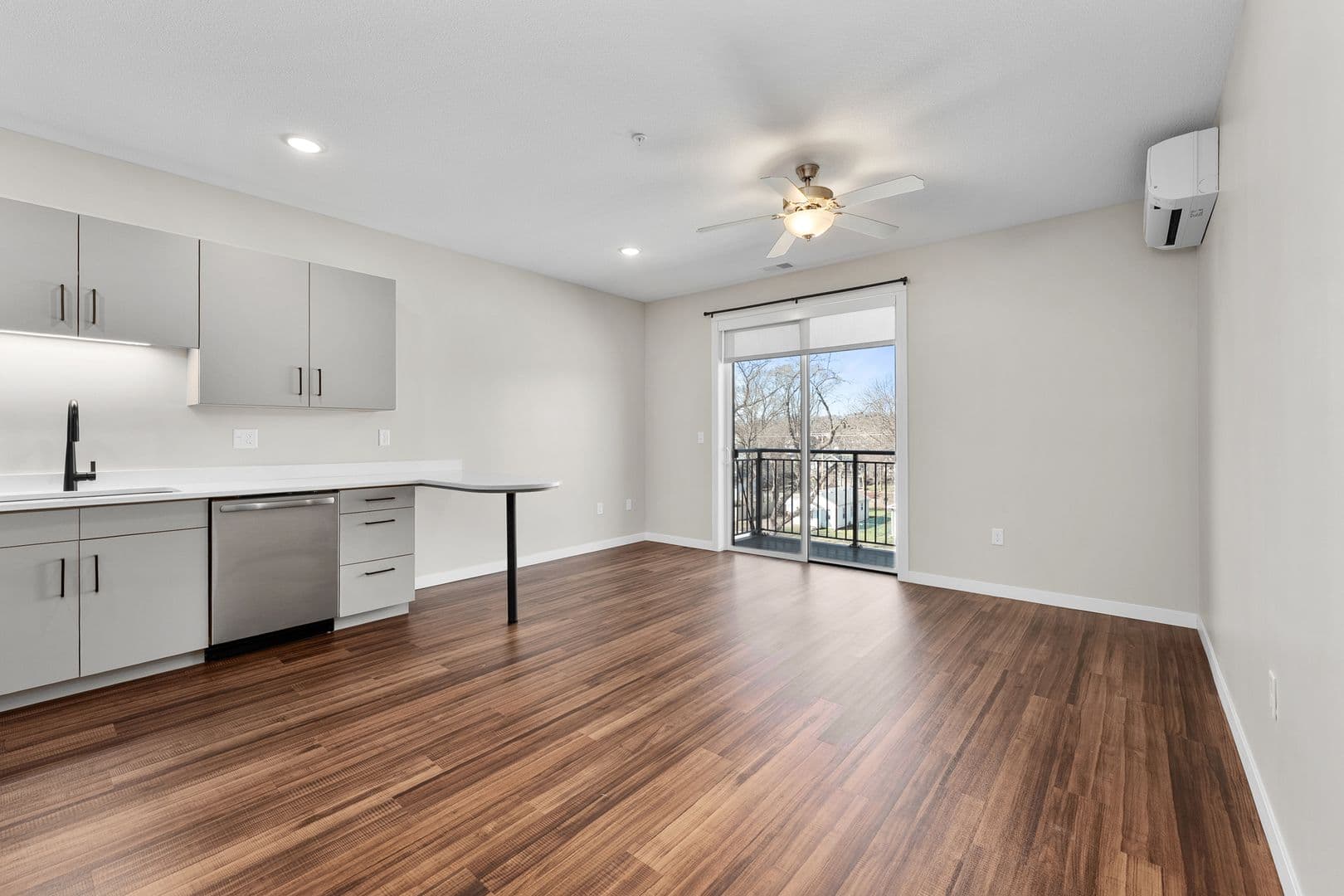 Eau Claire Apartment: 1920 Oxford Avenue