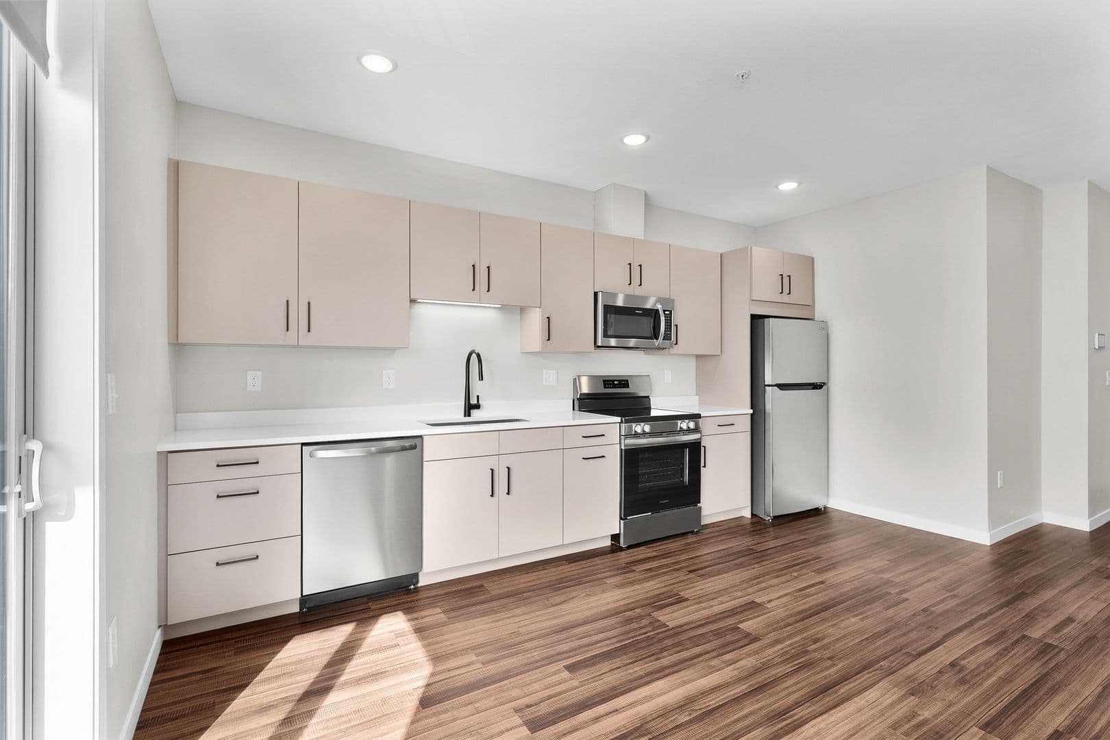 Eau Claire Apartment: 2016 Oxford Avenue