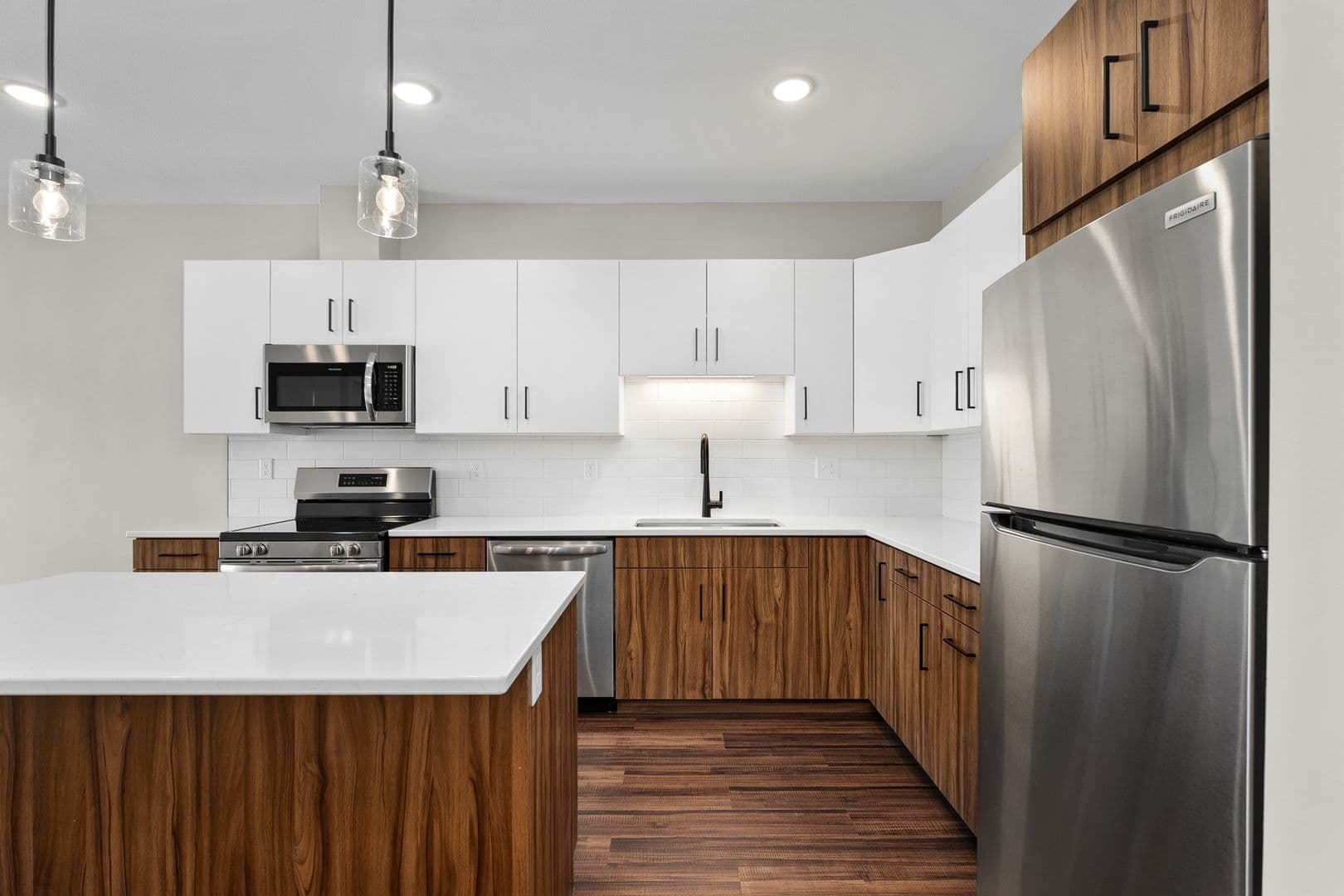 Eau Claire Apartment: 2016 Oxford Avenue