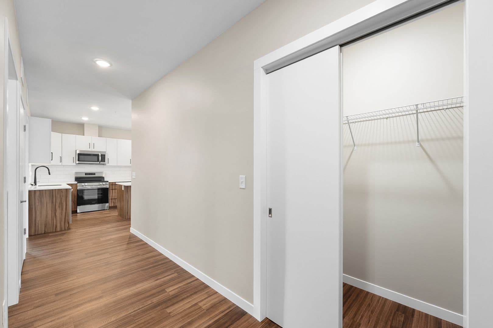 Eau Claire Apartment: 2016 Oxford Avenue