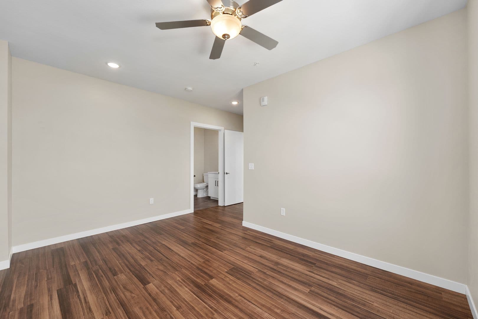 Eau Claire Apartment: 2016 Oxford Avenue
