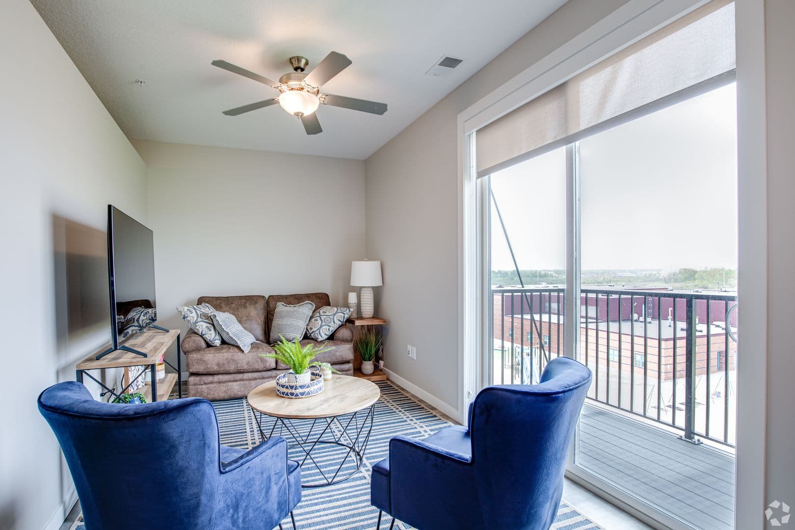 Superior Apartment: 2601 Bardon Ave
