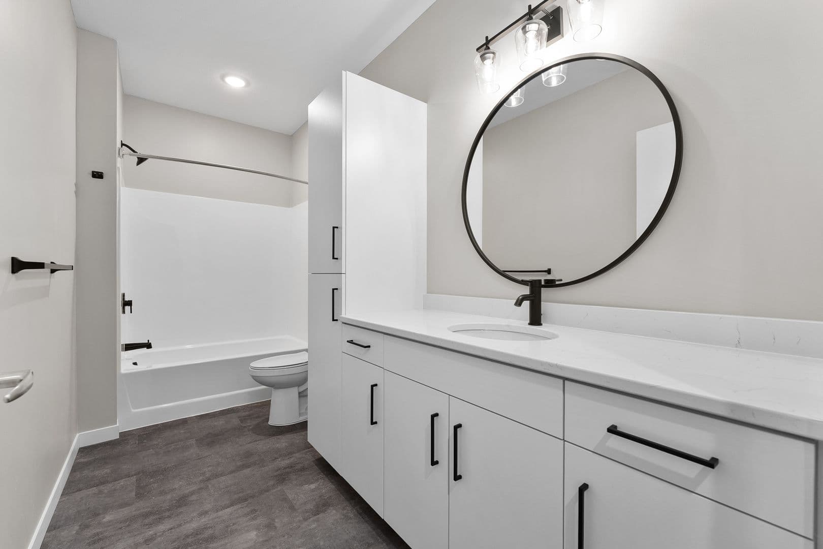 Eau Claire Apartment: 1920 Oxford Avenue