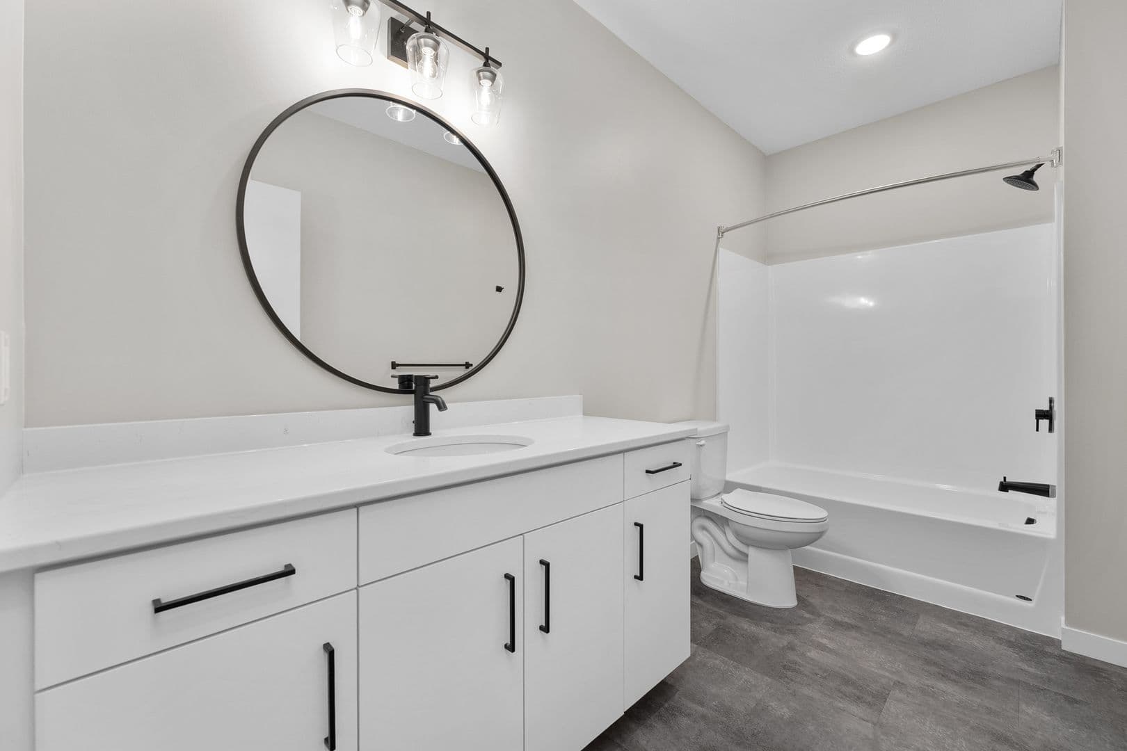 Eau Claire Apartment: 2016 Oxford Avenue
