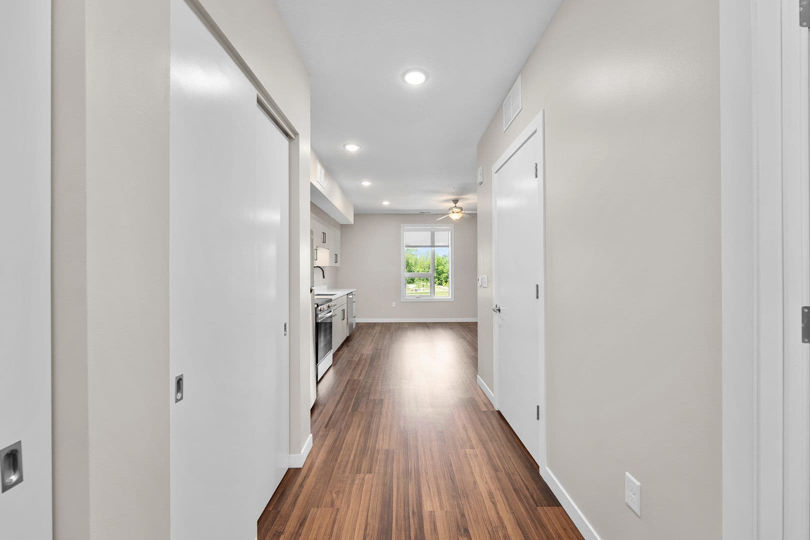 Eau Claire Apartment: 1920 Oxford Avenue