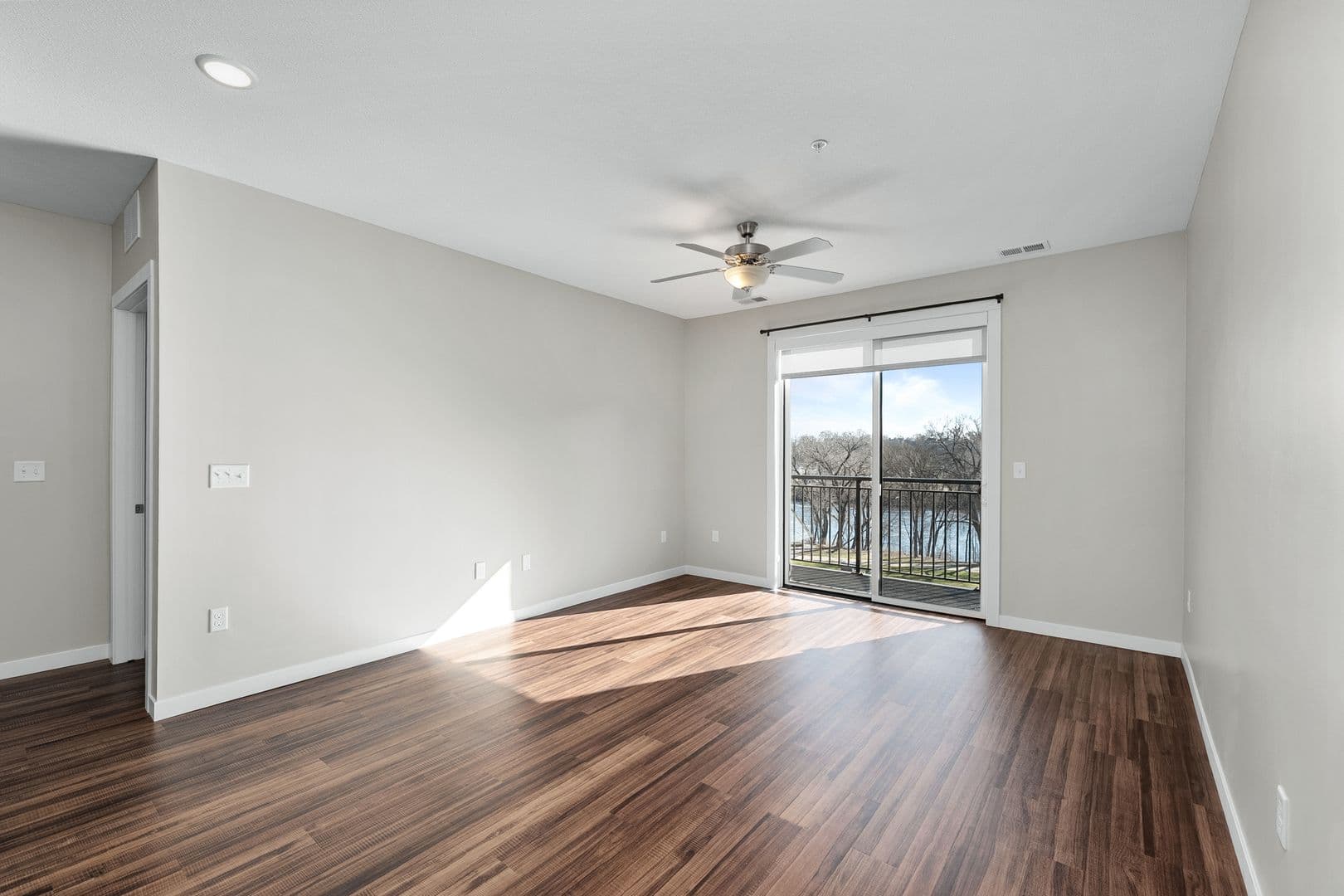 Eau Claire Apartment: 2016 Oxford Avenue