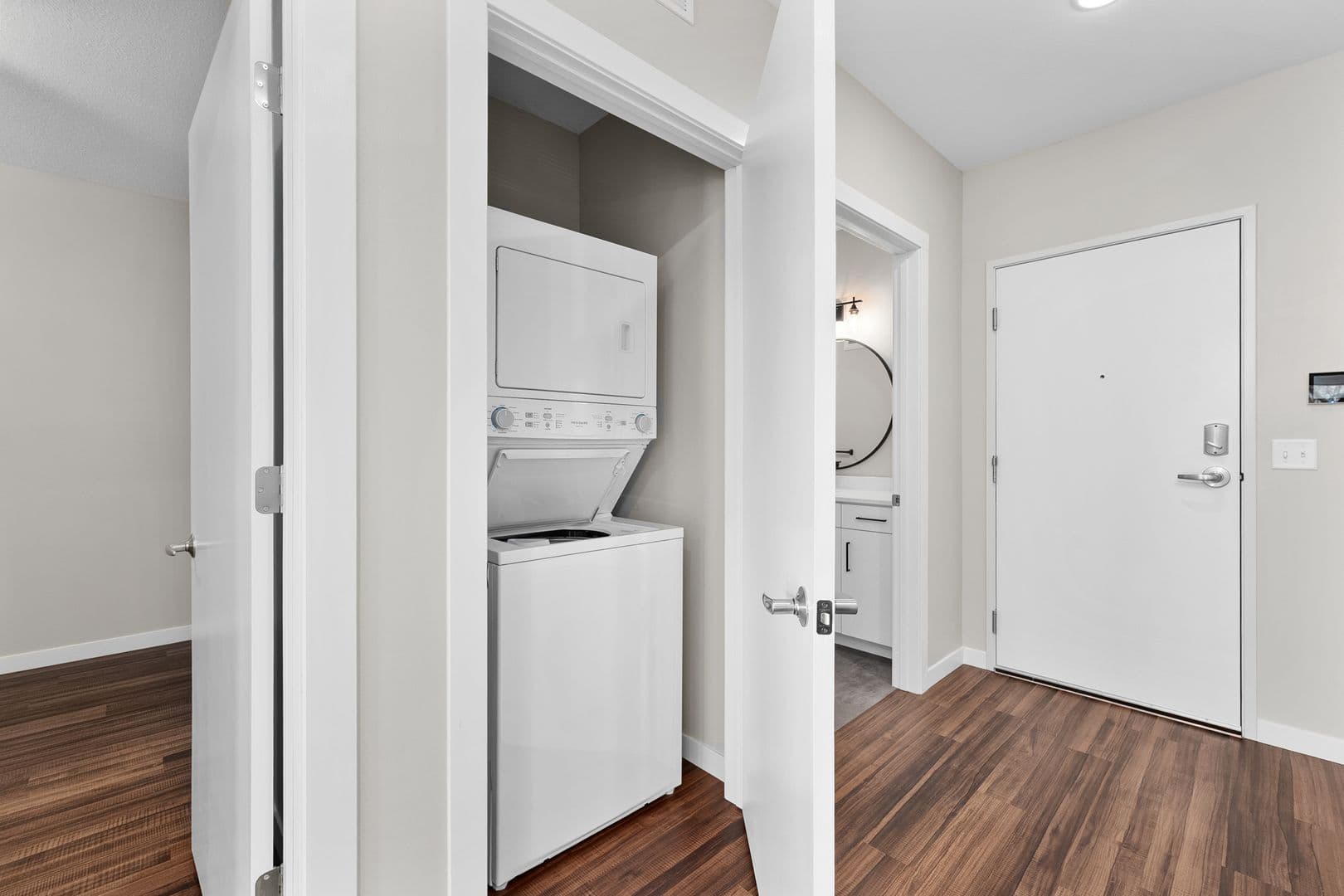 Eau Claire Apartment: 2016 Oxford Avenue