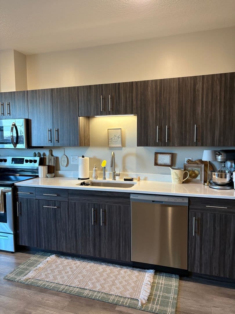 Superior Apartment: 2601 Bardon Ave