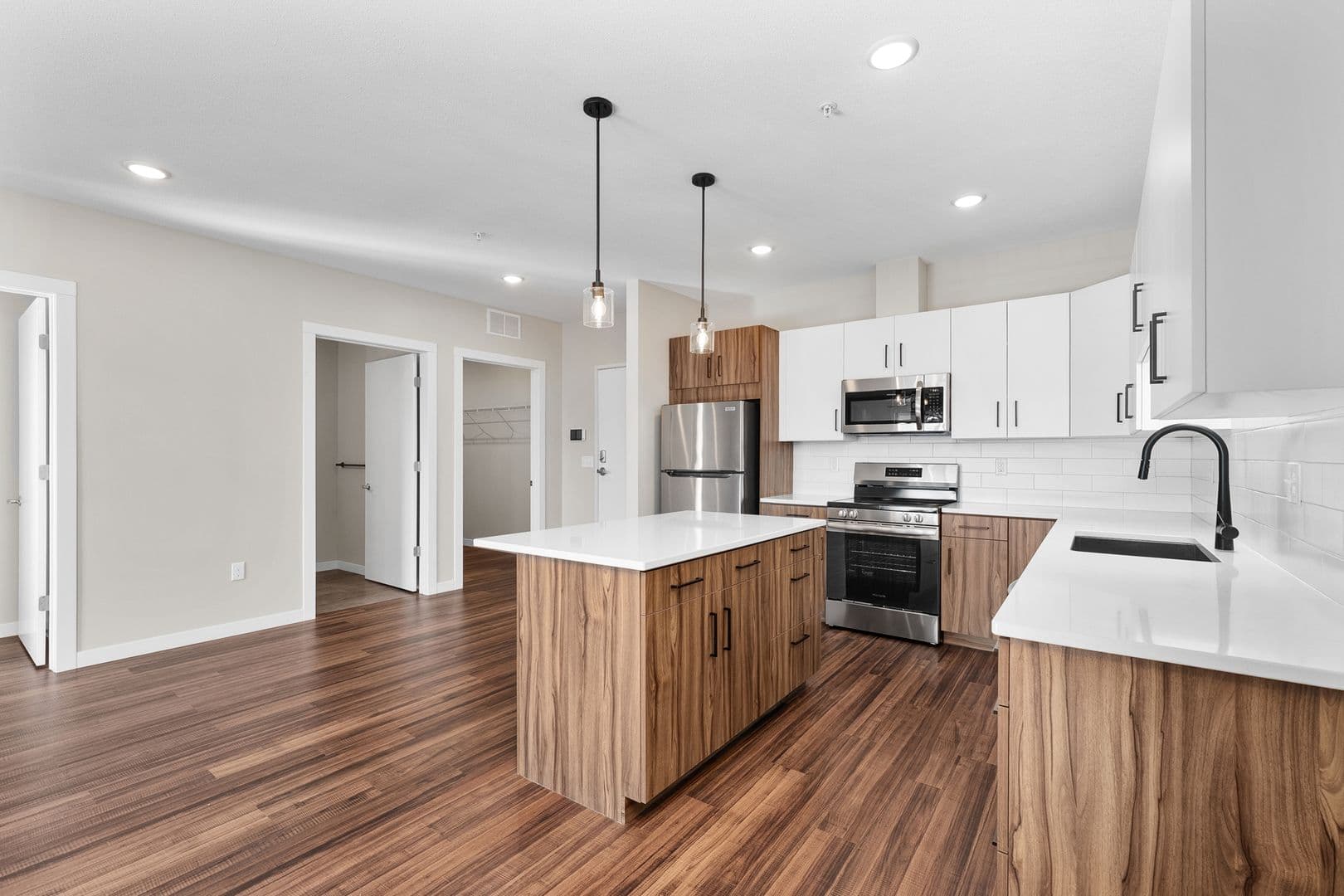 Eau Claire Apartment: 2016 Oxford Avenue
