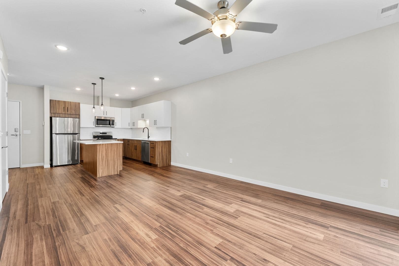 Eau Claire Apartment: 1920 Oxford Avenue