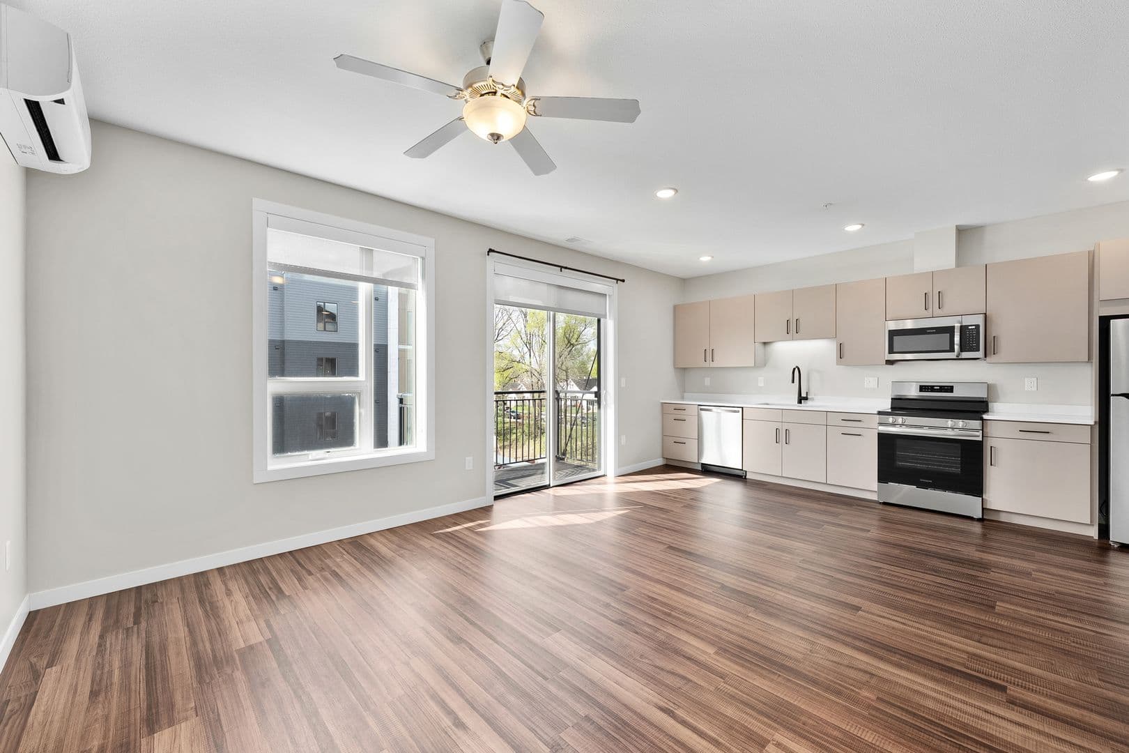 Eau Claire Apartment: 2016 Oxford Avenue