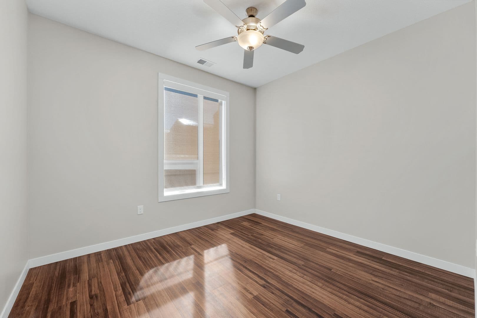 Eau Claire Apartment: 1920 Oxford Avenue