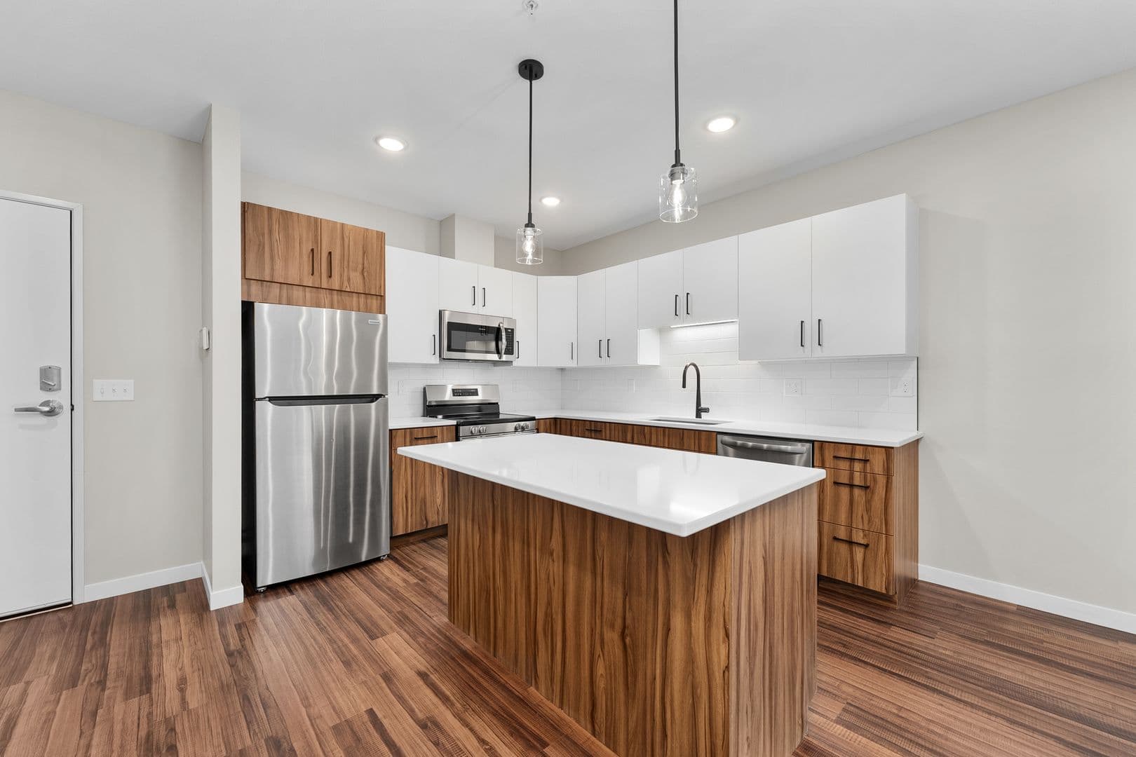 Eau Claire Apartment: 1920 Oxford Avenue