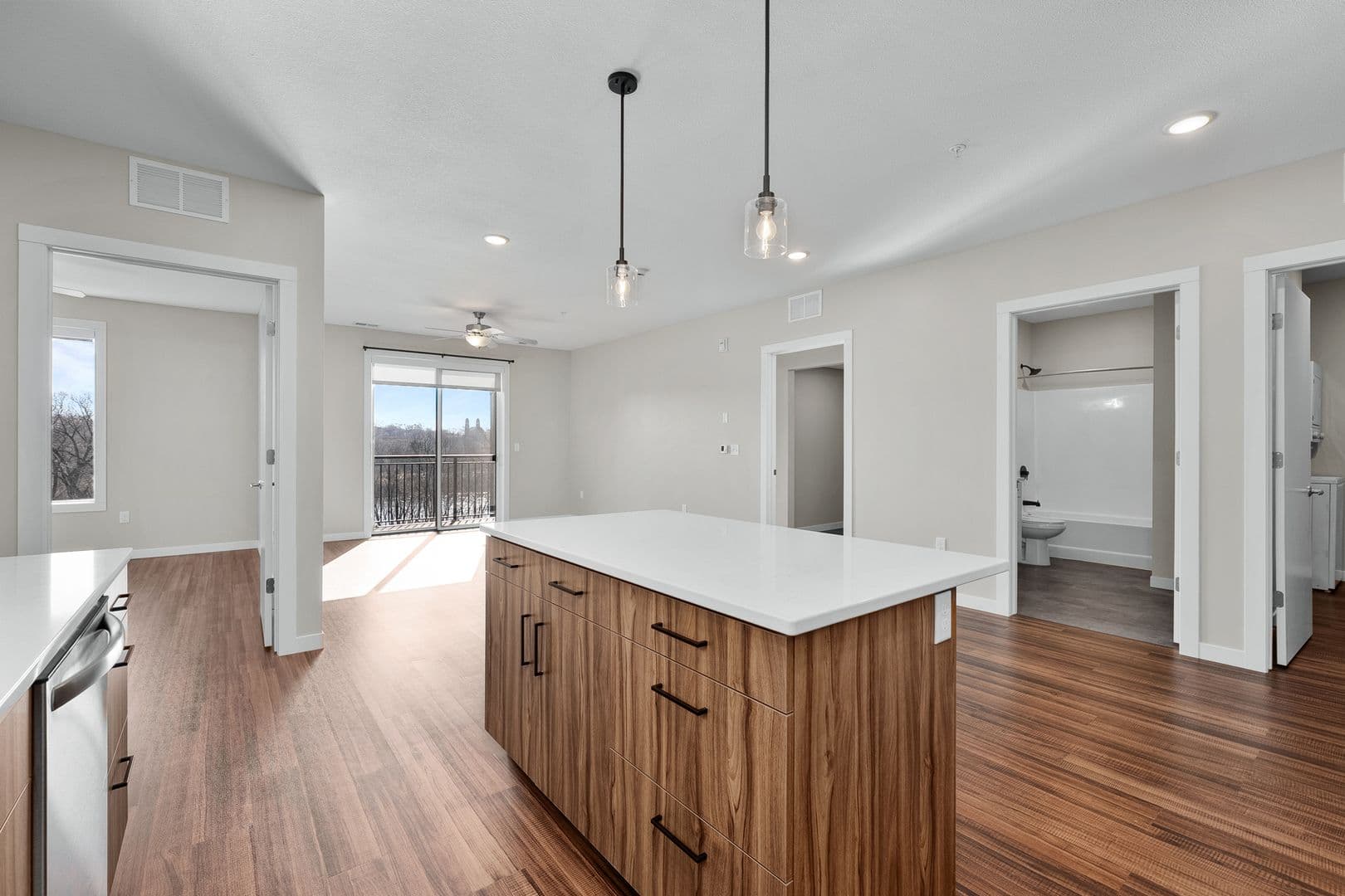 Eau Claire Apartment: 1920 Oxford Avenue