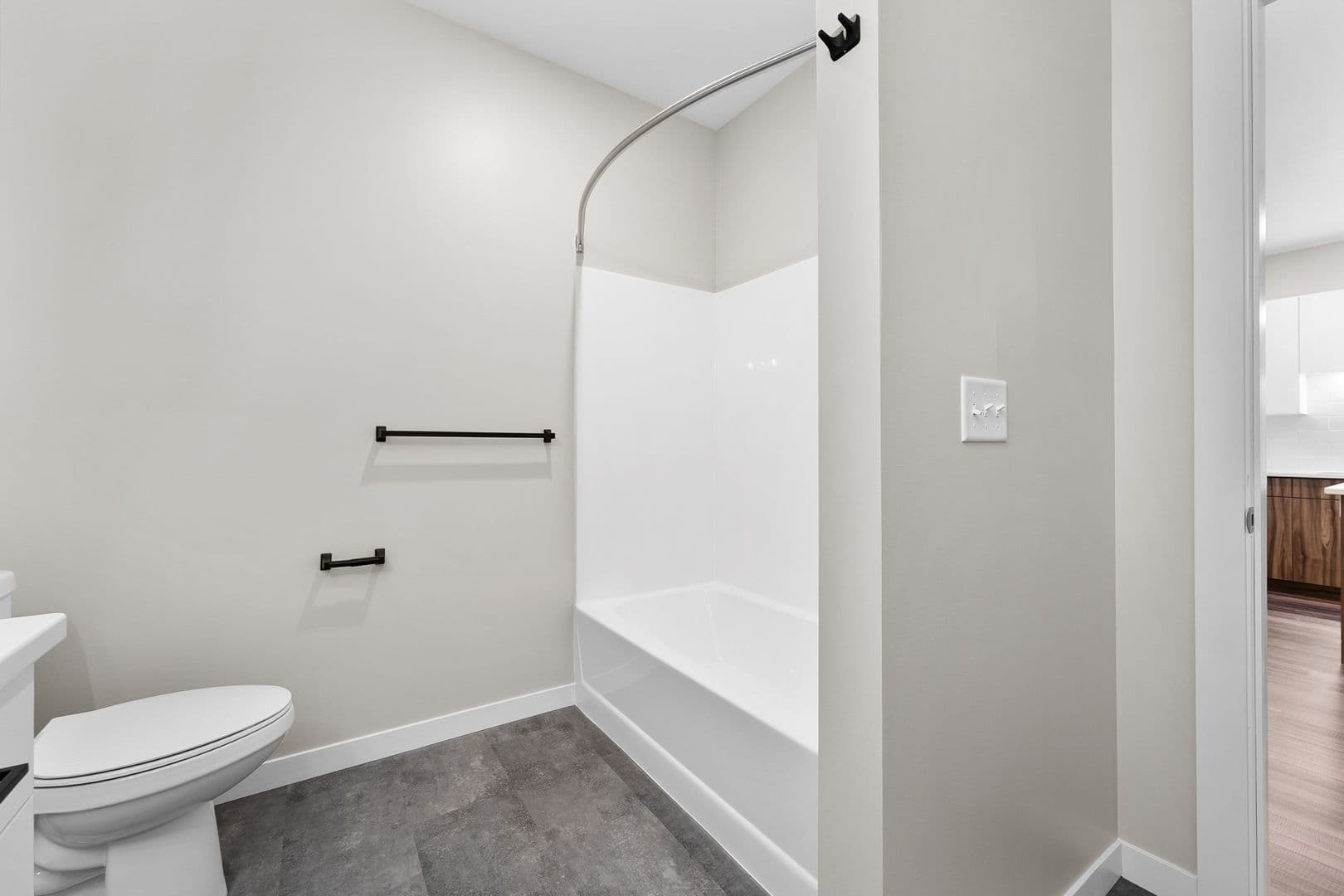 Eau Claire Apartment: 1920 Oxford Avenue